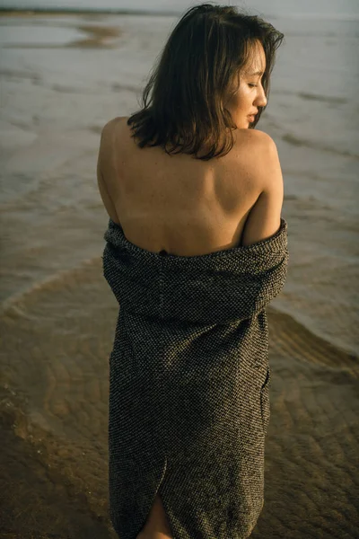 Mulher Vestido Preto Praia Com Navios Quebrados — Fotografia de Stock