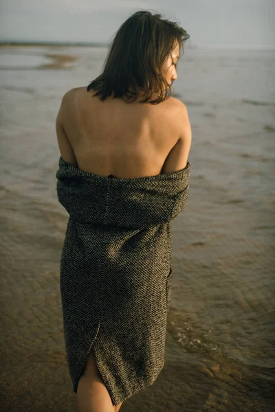 Vrouw Zwart Jurk Strand Met Gebroken Schepen — Stockfoto