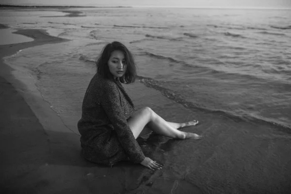 Plajda Siyah Elbiseli Bir Kadın Kırık Bir Gemiyle — Stok fotoğraf