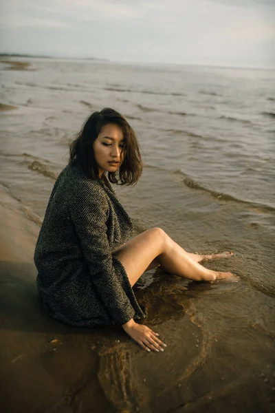 Vrouw Zwart Jurk Strand Met Gebroken Schepen — Stockfoto