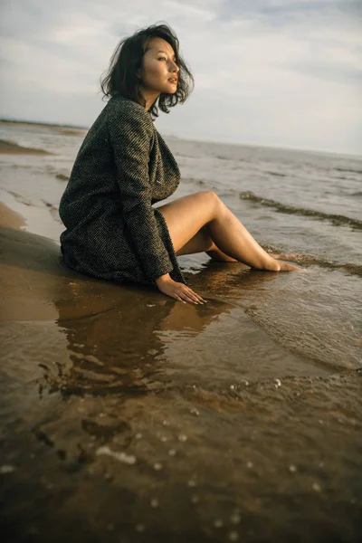 Woman Black Dress Beach Broken Ships — Stock Photo, Image