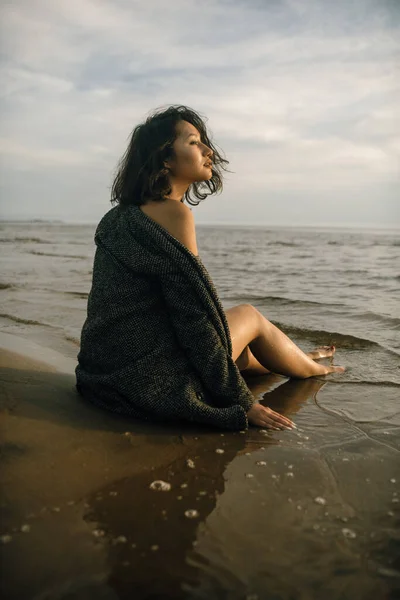 Vrouw Zwart Jurk Strand Met Gebroken Schepen — Stockfoto