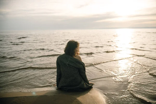 Vrouw Zwart Jurk Strand Met Gebroken Schepen — Stockfoto