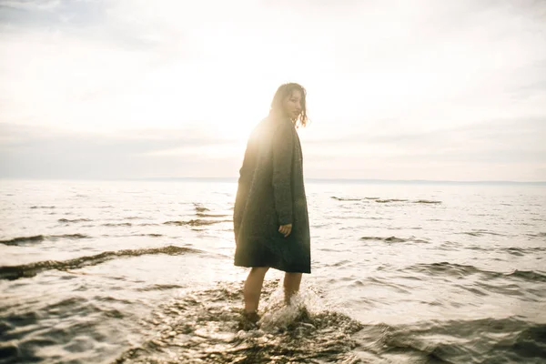 Vrouw Zwart Jurk Strand Met Gebroken Schepen — Stockfoto