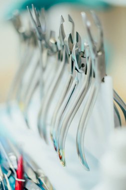 Metal diş aletleri seti, diş bakımı konsepti, yakın görüş  