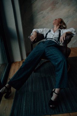 Stüdyoda poz veren çekici moda kadını