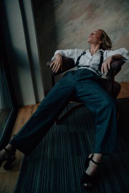 Stüdyoda poz veren çekici moda kadını