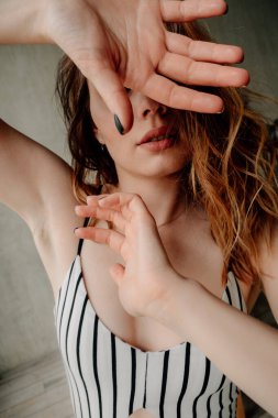 Makyajlı ve saç modelli güzel kadın çatı katında poz veriyor.  