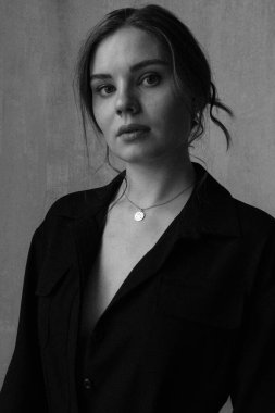 Makyajlı ve saç modelli güzel kadın çatı katında poz veriyor.  