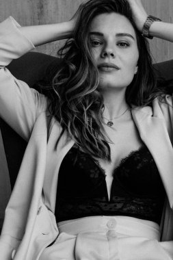 Çatı katında poz veren şık elbiseli güzel bir kadın.  