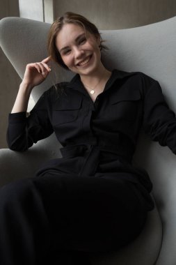 Çatı katında poz veren şık elbiseli güzel bir kadın.  