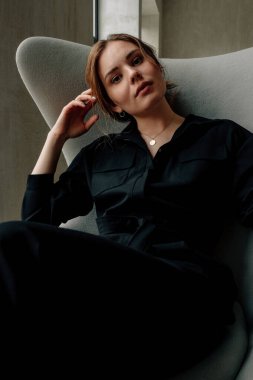 Çatı katında poz veren şık elbiseli güzel bir kadın.  