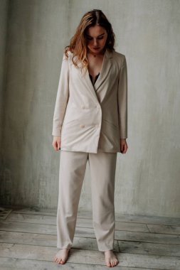 Makyajlı ve saç modelli güzel kadın çatı katında poz veriyor.  