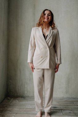 Makyajlı ve saç modelli güzel kadın çatı katında poz veriyor.  