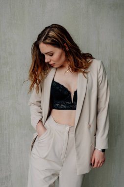 Makyajlı ve saç modelli güzel kadın çatı katında poz veriyor.  