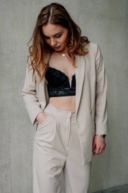 Makyajlı ve saç modelli güzel kadın çatı katında poz veriyor.  