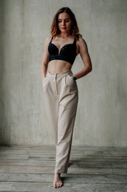 Makyajlı ve saç modelli güzel kadın çatı katında poz veriyor.  