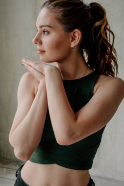 Makyajlı ve saç modelli güzel kadın çatı katında poz veriyor.  