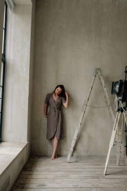 Çatı katında poz veren şık elbiseli güzel bir kadın.  