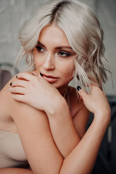 Blondýny Krásná Mladá Žena Stylovém Oblečení Pózování Podkroví Interiér — Stock fotografie