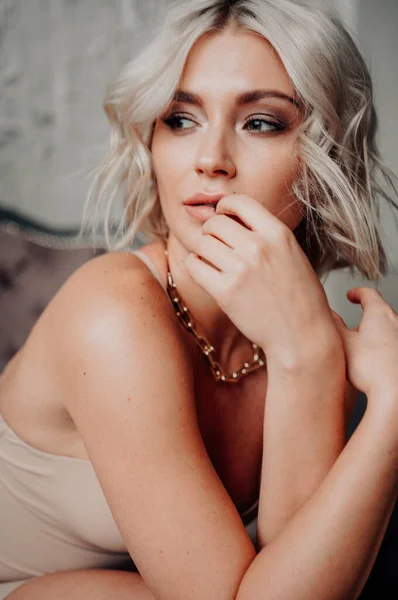 Blond Vacker Ung Kvinna Snygga Kläder Poserar Loft Interiör — Stockfoto