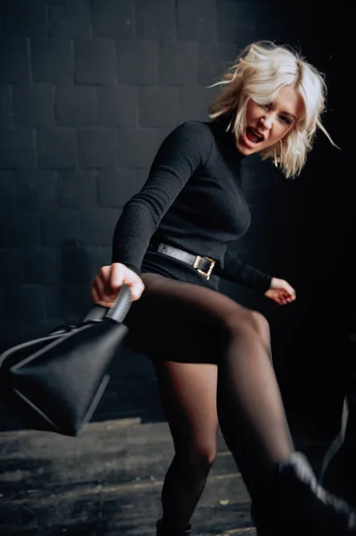 Blonde Schöne Junge Frau Stilvoller Kleidung Posiert Loft Interieur — Stockfoto