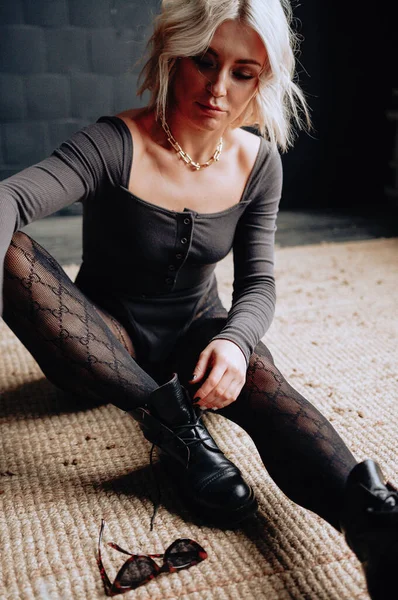 Blonde Belle Jeune Femme Vêtements Élégants Posant Dans Loft Intérieur — Photo