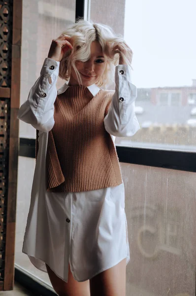 Blond Mooi Jong Vrouw Stijlvolle Kleding Poseren Loft Interieur — Stockfoto