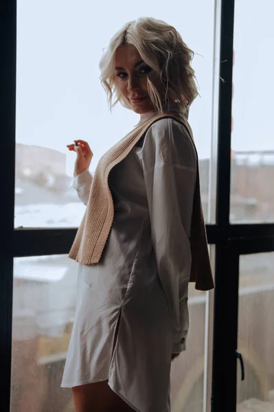 Blonde Schöne Junge Frau Stilvoller Kleidung Posiert Loft Interieur — Stockfoto