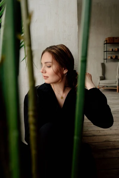 Hermosa Mujer Con Maquillaje Peinado Posando Loft — Foto de Stock