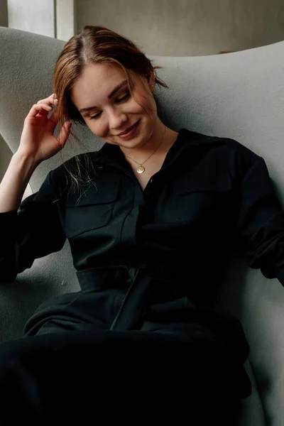 Hermosa Mujer Con Maquillaje Peinado Posando Loft — Foto de Stock