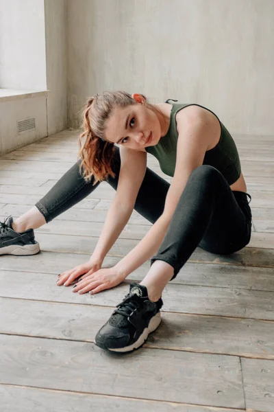 Vacker Kvinna Sportkläder Som Har Fitness Tid Hemma — Stockfoto