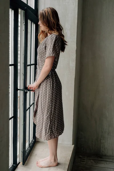 Schöne Frau Stilvollen Kleidern Posiert Auf Dem Dachboden — Stockfoto