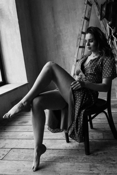 Krásná Žena Stylovém Oblečení Pózuje Podkroví — Stock fotografie