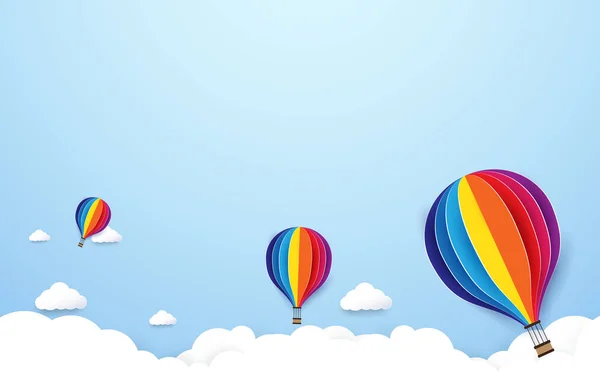 青い空を背景に飛んでいるカラフルな熱気球。紙のアートとクラフト スタイルのデザイン — ストックベクタ