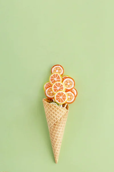 Lolipop portakal ve limon yeşil zemin üzerine Kupası gözleme şeklinde