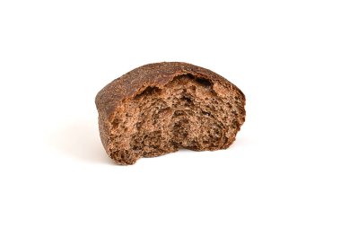Beyaz arkaplanda bir dilim çavdar ekmeği