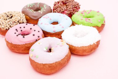 Pembe bir arka plan üzerinde sır ile kaplı çörek kümesi