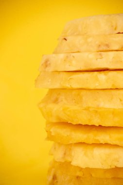 Daireler soyulmuş ananas dilimleri sarı arka plan yakın çekim kesti.