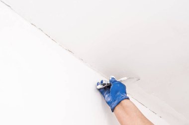 Bir spatula kullanarak duvarı hizala. İç dekorasyon.