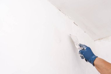 Bir spatula kullanarak duvarı hizala. İç dekorasyon.