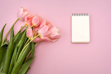 Pembe laleler ve pembe arka plan başlığı için not defteri..