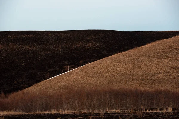 Verbrannte Schwarze Erde Infolge Der Verbrennung Von Kunstrasen Frühjahr Schaden — Stockfoto