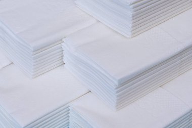 Kağıt tek kullanımlık mendiller üst üste istiflenmiş. Hijyen.