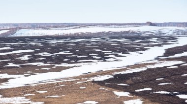 Baharın başında. Baharın ilk zamanları, kar erimeye başlar, tarlalar açılır, günler açılır..