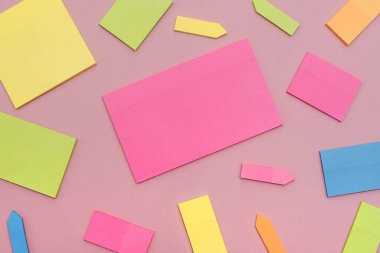 Pembe yüzeyde farklı renklerde yapış yapış. Düz yatıyordu.