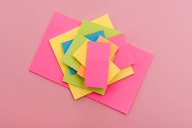 Pembe yüzeyde farklı renklerde yapış yapış. Kırtasiye.