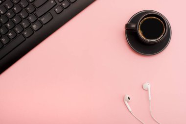 Çevrimiçi iş kavramı. Pembe masaüstü. Serbest çalışıyorum. Düz yatıyordu. Boşluğu kopyala.