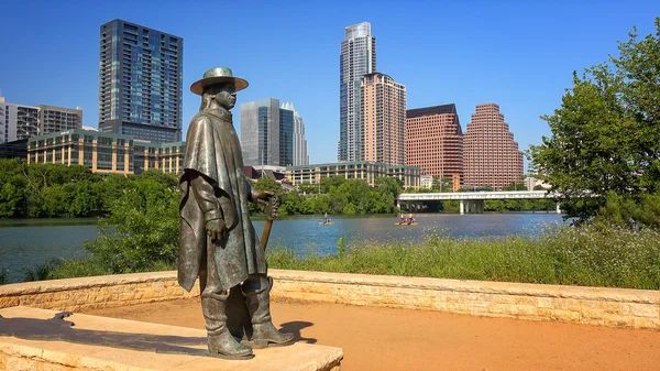 Stevie Ray Vaughan szobor előtt Downtown Austin, Texas — Stock Fotó