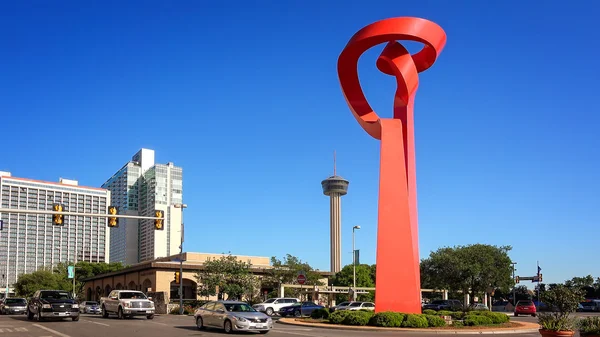 Torch of Friendship & Traffic in Downtown San Antonio, Texas — Stock Photo, Image